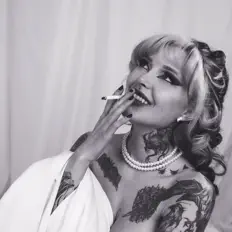 聆聽 Violet Jane、觀看音樂影片、閱讀小傳、查看巡演日期等！