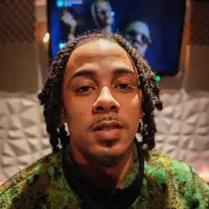 Sketchy सुनें, म्यूज़िक वीडियो देखें, बायो पढ़ें, दौरे की तारीखें और बहुत कुछ देखें!