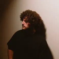 Poslechněte si interpreta bardz, sledujte hudební videa, přečtěte si životopis, podívejte se na data turné a další informace.
