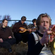 Hör dir Skræng an, schau dir Musikvideos an, lies die Biografie, finde Tourdaten und mehr!