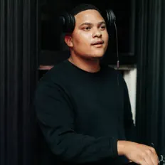 Poslechněte si interpreta Leevin B, sledujte hudební videa, přečtěte si životopis, podívejte se na data turné a další informace.