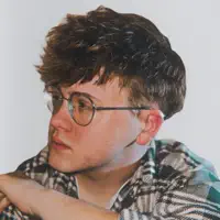 Hör dir undefined an, schau dir Musikvideos an, lies die Biografie, finde Tourdaten und mehr!