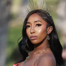 Ouça 444 dust, assista a videoclipes, leia a biografia, veja as datas das turnês e mais!