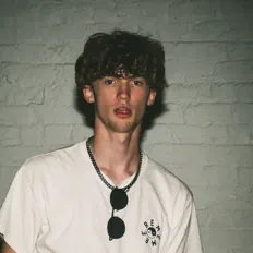 Ακούστε περιεχόμενο από LKF, παρακολουθήστε μουσικά βίντεο, διαβάστε το βιογραφικό, δείτε ημερομηνίες περιοδείας, και πολλά ακόμη!