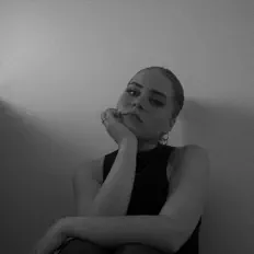 Escucha a Maeve, mira vídeos musicales, lee la biografía, consulta fechas de giras y mucho más.