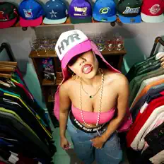 Curlygenを聴いたり、ミュージックビデオを鑑賞したり、経歴やツアー日程などを確認したりしましょう！