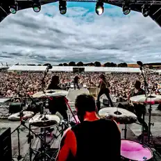 聆聽 Hillbilly Vegas、觀看音樂影片、閱讀小傳、查看巡演日期等！