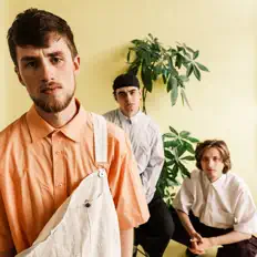 聆聽 Product May Contain、觀看音樂影片、閱讀小傳、查看巡演日期等！