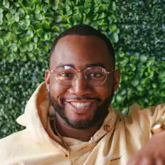 Komari을(를) 듣고, 뮤직 비디오를 보고, 약력을 읽고, 투어 일정 등을 확인하세요!