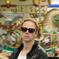 Yermoを聴いたり、ミュージックビデオを鑑賞したり、経歴やツアー日程などを確認したりしましょう！