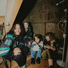 Ακούστε περιεχόμενο από Iguanas On The Floor, παρακολουθήστε μουσικά βίντεο, διαβάστε το βιογραφικό, δείτε ημερομηνίες περιοδείας, και πολλά ακόμη!