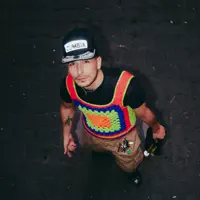 Poslechněte si interpreta undefined, sledujte hudební videa, přečtěte si životopis, podívejte se na data turné a další informace.