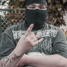 Ocho Racksを聴いたり、ミュージックビデオを鑑賞したり、経歴やツアー日程などを確認したりしましょう！