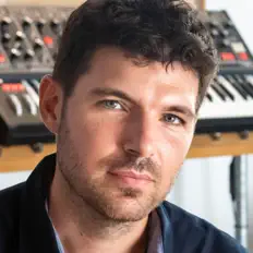 Ouve Amir Lekner, vê vídeos de música, lê a biografia, vê as datas da digressão e muito mais!