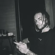 re4seを聴いたり、ミュージックビデオを鑑賞したり、経歴やツアー日程などを確認したりしましょう！