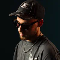 Poslechněte si interpreta undefined, sledujte hudební videa, přečtěte si životopis, podívejte se na data turné a další informace.