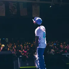 聆聽 Young D4、觀看音樂影片、閱讀小傳、查看巡演日期等！