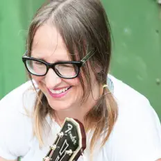 聆聽 Cat Lawless、觀看音樂影片、閱讀小傳、查看巡演日期等！