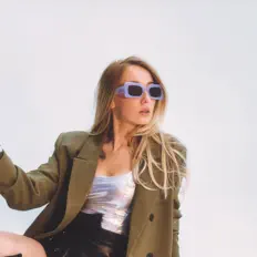 Ascolta Отойди поближе, guarda video musicali, leggi la biografia, vedi le date del tour & altro!
