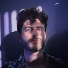 聆聽 Floro、觀看音樂影片、閱讀小傳、查看巡演日期等！