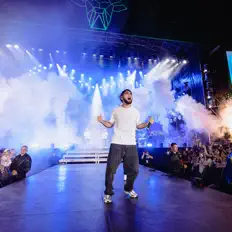 Posłuchaj wykonawcy Magnat, obejrzyj teledyski, przeczytaj biografię, zobacz daty tras koncertowych i nie tylko!