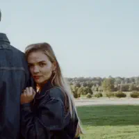 收听 undefined、观看音乐视频、阅读小传、查看巡演日期等 ！