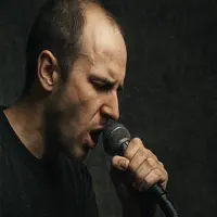 聆聽 undefined、觀看音樂影片、閱讀小傳、查看巡演日期等！