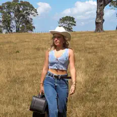 Rosie Teeseを聴いたり、ミュージックビデオを鑑賞したり、経歴やツアー日程などを確認したりしましょう！