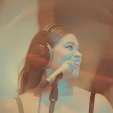 Poslechněte si interpreta Honey and Blue, sledujte hudební videa, přečtěte si životopis, podívejte se na data turné a další informace.