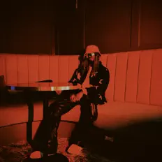 聆聽 Art.Mos.Phere、觀看音樂影片、閱讀小傳、查看巡演日期等！