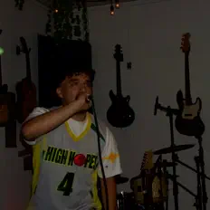 收听 Moi Chingon、观看音乐视频、阅读小传、查看巡演日期等 ！