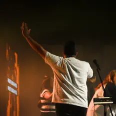 ESRを聴いたり、ミュージックビデオを鑑賞したり、経歴やツアー日程などを確認したりしましょう！