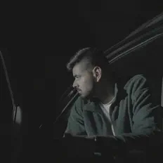 Poslechněte si interpreta AC, sledujte hudební videa, přečtěte si životopis, podívejte se na data turné a další informace.