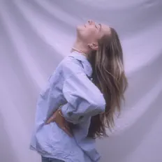 Poslechněte si interpreta Ella Rey Nash, sledujte hudební videa, přečtěte si životopis, podívejte se na data turné a další informace.