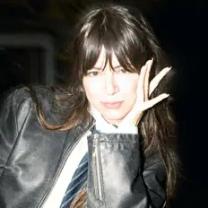 Louveを聴いたり、ミュージックビデオを鑑賞したり、経歴やツアー日程などを確認したりしましょう！