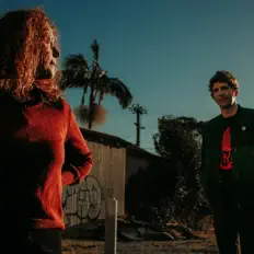 聆聽 Chimers、觀看音樂影片、閱讀小傳、查看巡演日期等！