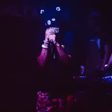 聆聽 DANI ZEN、觀看音樂影片、閱讀小傳、查看巡演日期等！