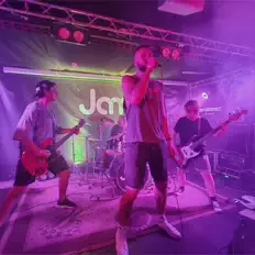 Ακούστε περιεχόμενο από Никто не виноват, παρακολουθήστε μουσικά βίντεο, διαβάστε το βιογραφικό, δείτε ημερομηνίες περιοδείας, και πολλά ακόμη!