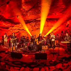 Hör dir Love Rat an, schau dir Musikvideos an, lies die Biografie, finde Tourdaten und mehr!