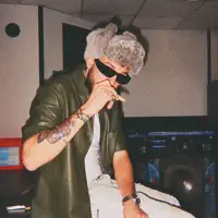 Ascolta undefined, guarda video musicali, leggi la biografia, vedi le date del tour & altro!