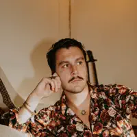 Hör dir undefined an, schau dir Musikvideos an, lies die Biografie, finde Tourdaten und mehr!