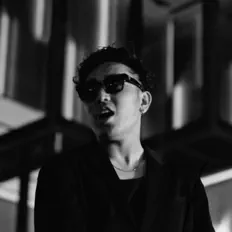 聆聽 Course、觀看音樂影片、閱讀小傳、查看巡演日期等！