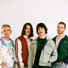 Hör dir Fullscreen an, schau dir Musikvideos an, lies die Biografie, finde Tourdaten und mehr!