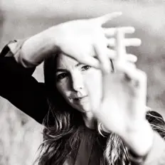 Luister naar Anna Tivel, bekijk muziekvideo's, lees de bio, bekijk de tourdata, en meer!