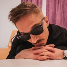 Maximilianを聴いたり、ミュージックビデオを鑑賞したり、経歴やツアー日程などを確認したりしましょう！