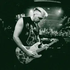 Ouve STVW, vê vídeos de música, lê a biografia, vê as datas da digressão e muito mais!