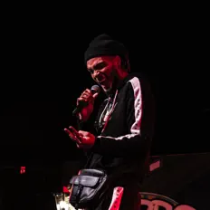 Ouça Riso, assista a videoclipes, leia a biografia, veja as datas das turnês e mais!