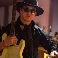 Ascolta undefined, guarda video musicali, leggi la biografia, vedi le date del tour & altro!