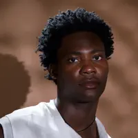 Ouça undefined, assista a videoclipes, leia a biografia, veja as datas das turnês e mais!