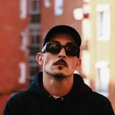 Holly Hood을(를) 듣고, 뮤직 비디오를 보고, 약력을 읽고, 투어 일정 등을 확인하세요!